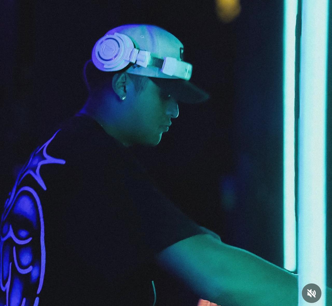 Erick Silva tocando música electrónica